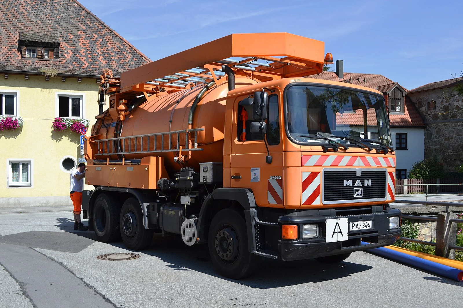 Camion de curage des réseaux d’assainissement en Allemagne.